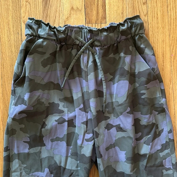 Lululemon sz 4 Keep Moving Pants camo dusky lavender great pre owned condition - Picture 4 of 7